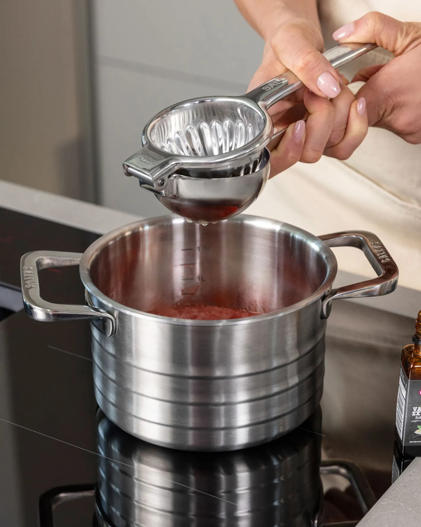 Sallys Edelstahl Zitruspresse all-in-one Presse