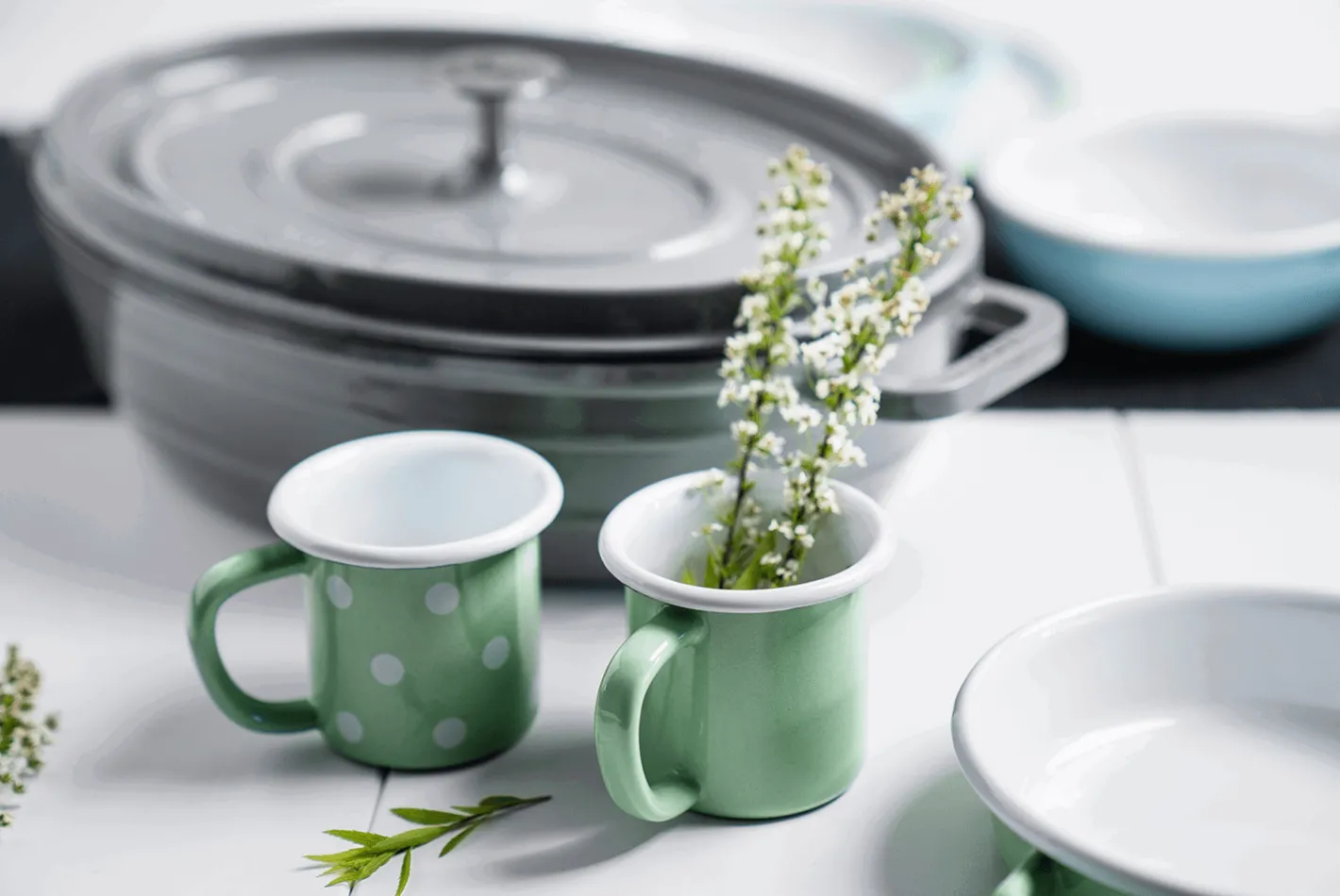 Sallys Emaille Tasse - pastell groß gepunktet