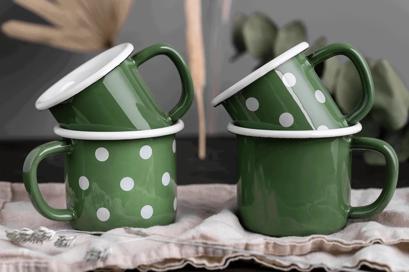 Sallys Emaille Tasse - pastell klein gepunktet
