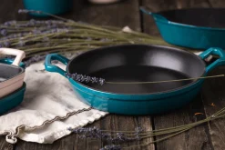 Sallys Gusseisen - Servierpfanne rund Ø 20 cm - mit Echtholzuntersetzer