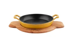 Sallys Gusseisen - Servierpfanne rund Ø 20 cm - mit Echtholzuntersetzer