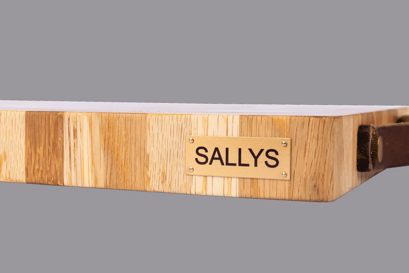 Sallys Hartblock Schneidebrett mit Büffelledergriff